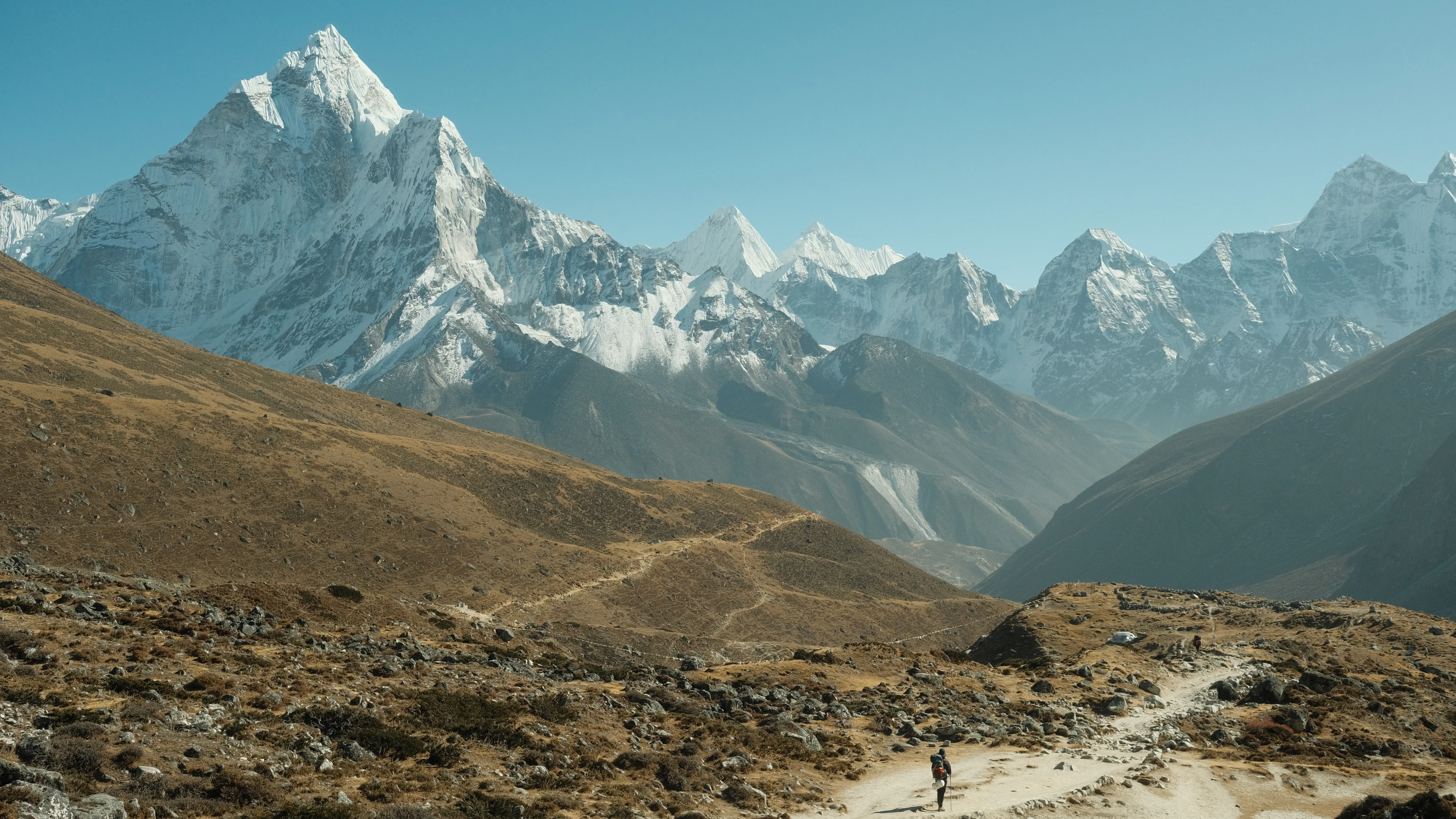 hiking path in himalayas.38425a7f